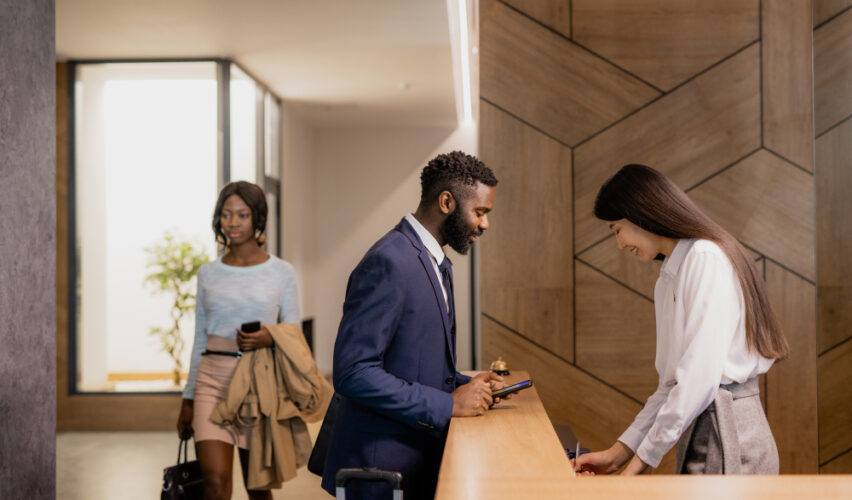 erros comuns no atendimento de hotéis